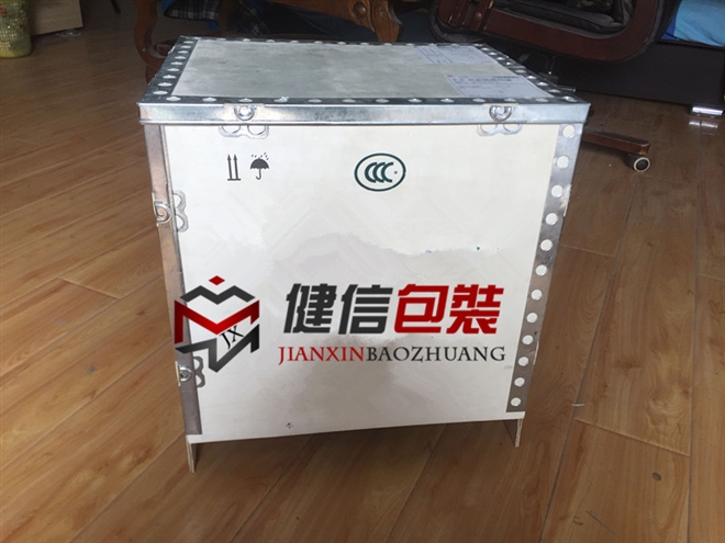 钢边带木箱