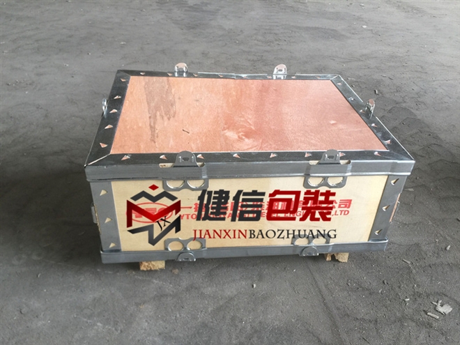 钢边带木箱