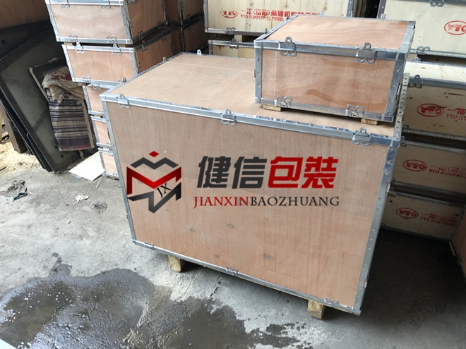 钢边带木箱