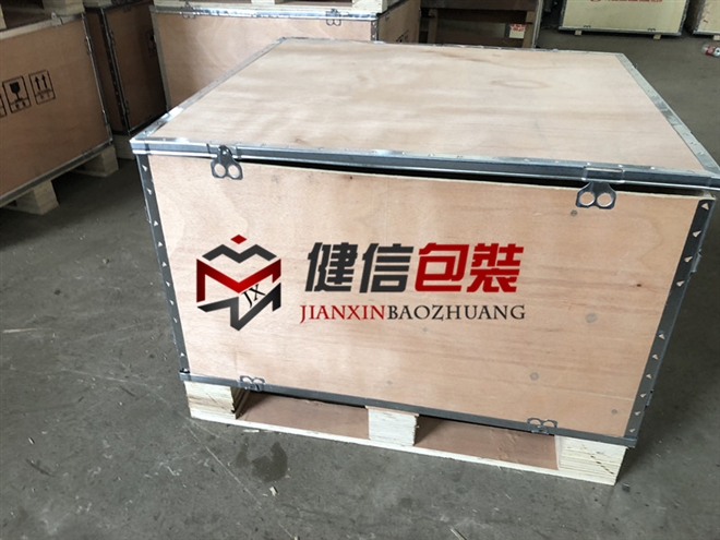 钢边带木箱