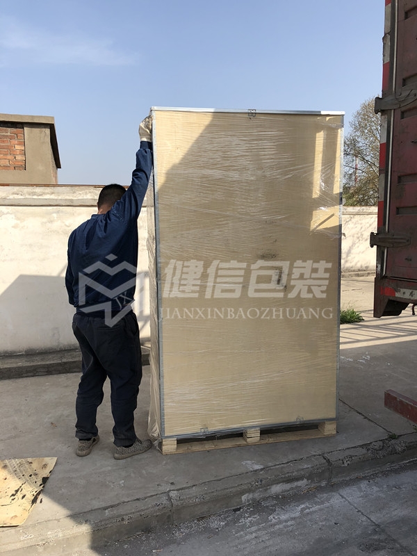 钢边带木箱