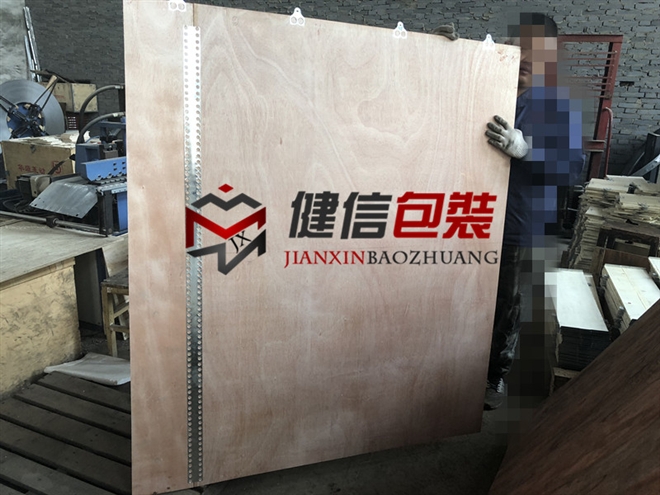 钢边带木箱