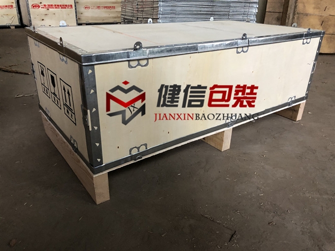 钢边带木箱