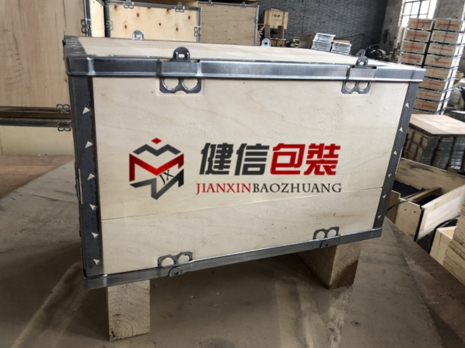 钢边带木箱