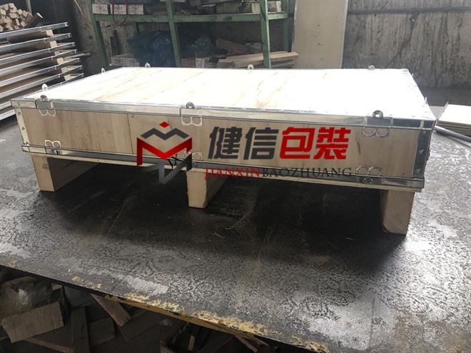 钢边带木箱