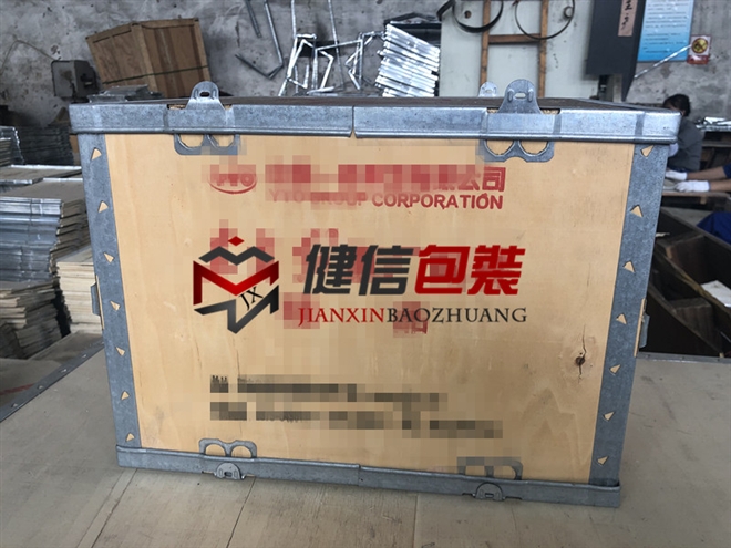 钢边带木箱