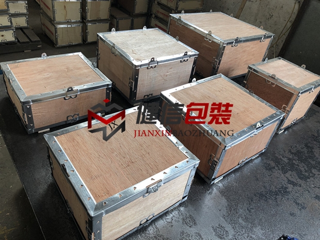 钢边带木箱
